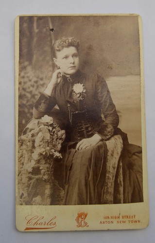 Cdv pretty lady wearing - of,