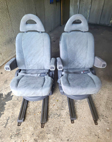 Captain seats - 2, seats.