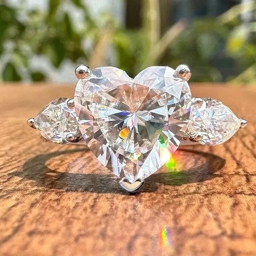 Three stone set tcw heart - 4.48,