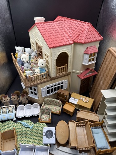 Sylvanian families red roof - families,