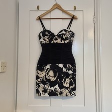 Elise Ryan B&W mini  floral dress with a ruched waist. zip closure Size 10
