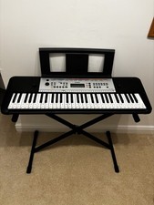 Yamaha YPT-260 Electronic Keyboard, Black, 61-Key With Stand-Excellent condition
