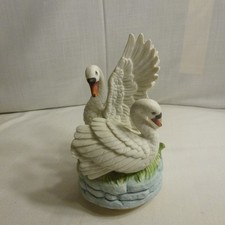 MUSIC BOX - Swans Rotating