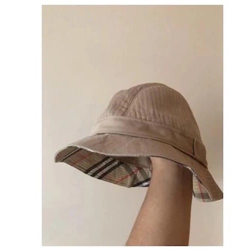 New burberry hat - vintage, beige