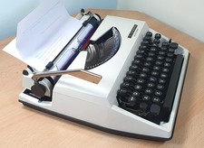 Tippa Adler Typewriter in hard