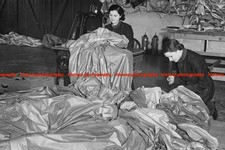 F010432 Womens of the WAAF Fixing Damaged Barrage Balloon UK 1940s