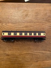 HORNBY R1004 BRITISH RAIL STANIER COMPOSITE CRIMSON / CREAM COACH 00 GAUGE M3561