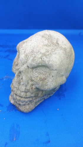 Small concrete skull ornament - small,