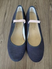 Katz low heel canvas character