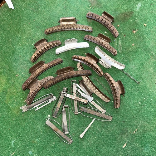 Vintage hair clips in good - in,