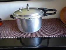 HUGE GLAXA PROFFESSIONAL PRESSURE COOKER + SPARE SEALS - LOOK