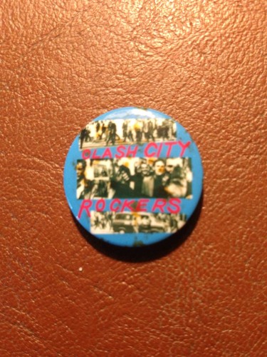 The clash pin badge - badge, 25mm
