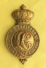WHITE METAL HONOURABLE ARTILLERY COMAPNT SABRETACHE BADGE - C976
