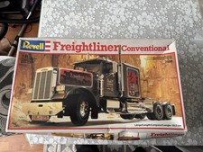 Revell FREIGHTLINER CONVENTIONAL SEMI TRUCK 1:25 Model Kit