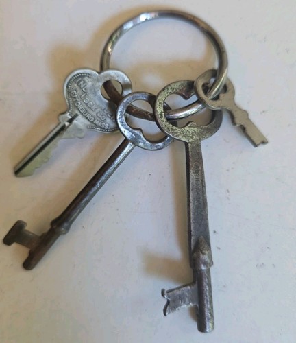 Vtg skeleton keys old padlock - old,