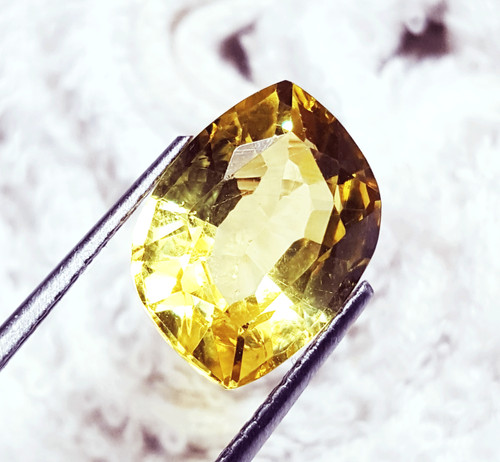 Natural yellow sapphire to - yellow,
