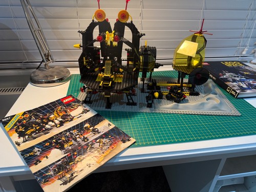 Lego blacktron complete set - complete,