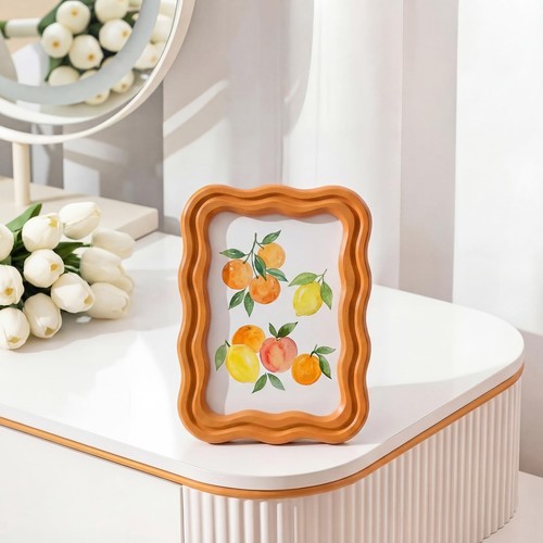 Scalloped picture frame with - frame,