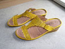 NEW BOXED  CARVELLE SIZE UK 4