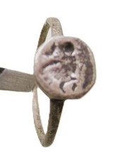 ANCIENT ROMAN SILVER RING WITH RULER ON BEZEL, EUROPEAN FINDS, 100-300AD