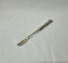 Edwardian sterling silver handled pickle fork by Isaac Ellis & Sons, dated 1904.
