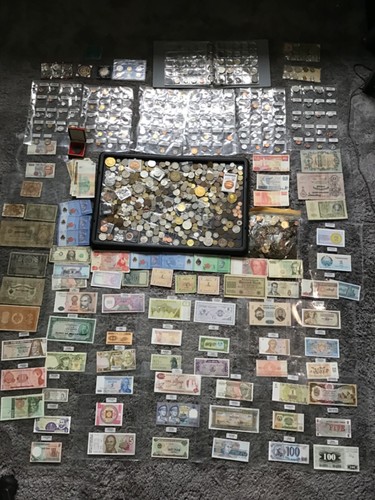 Huge worldwide coin bank notes - coin,