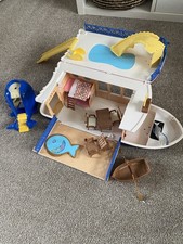 SYLVANIAN FAMILIES SEASIDE CRUISER HOUSE BOAT & ACCESSORIES AS SHOWN £20