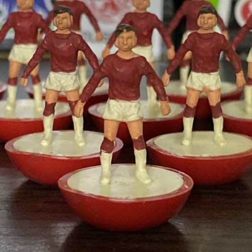 Subbuteo team red - ⚽️,
