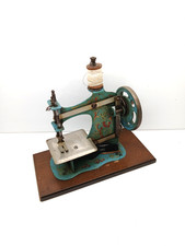 VINTAGE ANTIQUE GERMAN MINIATURE CHILDS METAL SEWING MACHINE