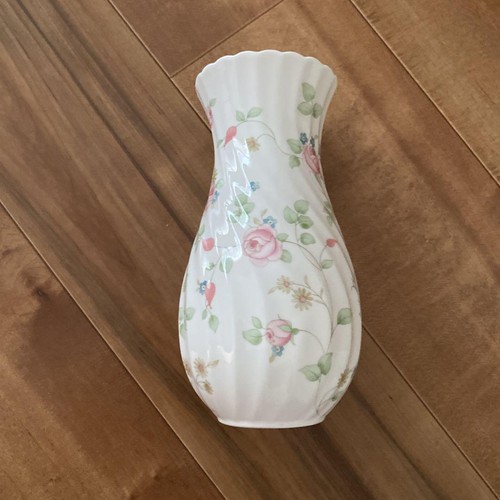 Wedgwood rosehip vase black