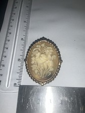 OLD RETRO VINTAGE Classic CREAM CAMEO FLORAL GOLD COLOURED SCARF CLIP BROOCH