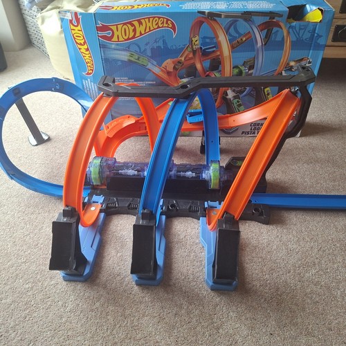 Hot wheels action corkscrew - wheels,