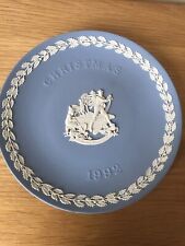 WEDGWOOD 1992 CHRISTMAS COLLECTORS PLATE LARGE MAN PULLING HIS CHILD ON HIS SLED