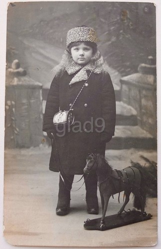 Girl with tin - girl, wooden