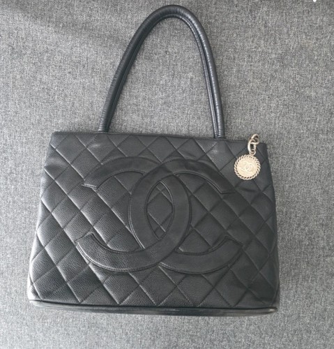 Authentic chanel medallion - chanel, cc