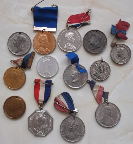 Medals medallions - 13,