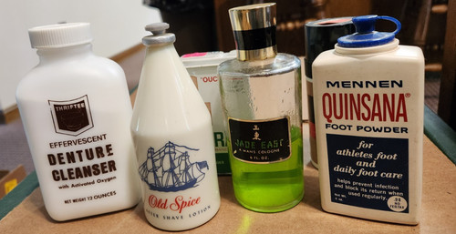 Lot vintage toiletry items - of,