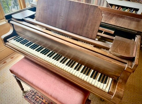 Lovely grand piano chappell - lovely,