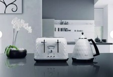 De'Longhi KBJ3001.W Brillante Kettle & CTJ4003.W 4-Slice Toaster Set - White
