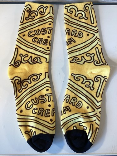 Custard cream biscuit - cream,
