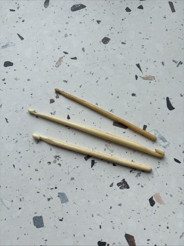 Vintage crochet hooks - x, 3