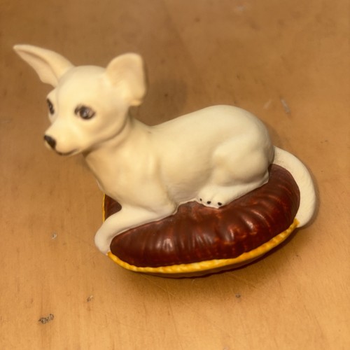 Beswick dog sitting a - sitting, on