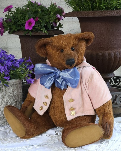 Charming artist teddy artist
