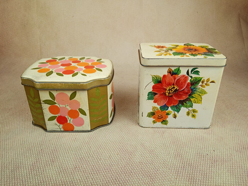 Vintage floral tin - ⭐,