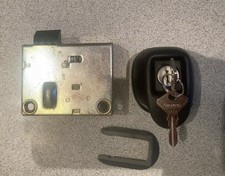 LOCK AND HANDLE WITH TAILGATE