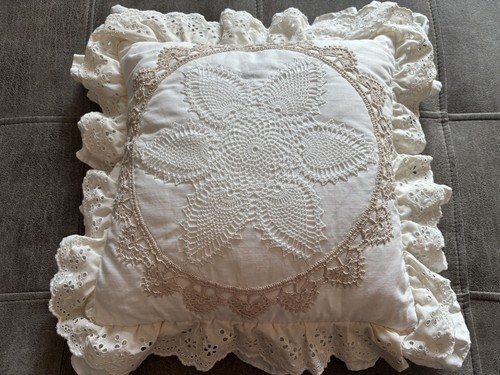 Eyelet ruffle throw - eyelet, w/
