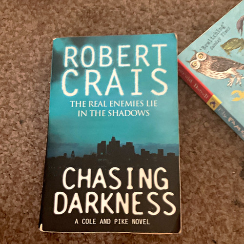 Robert crais chasing darkness - crais,