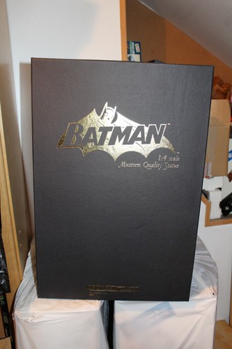 Batman premium format statue - batman,