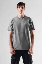 MA.STRUM CHEST PRINT TEE GREY