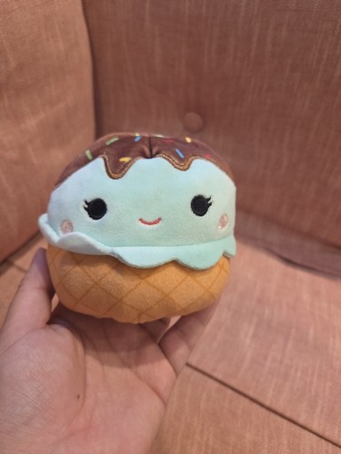 Maya chanel flip - a, mallows